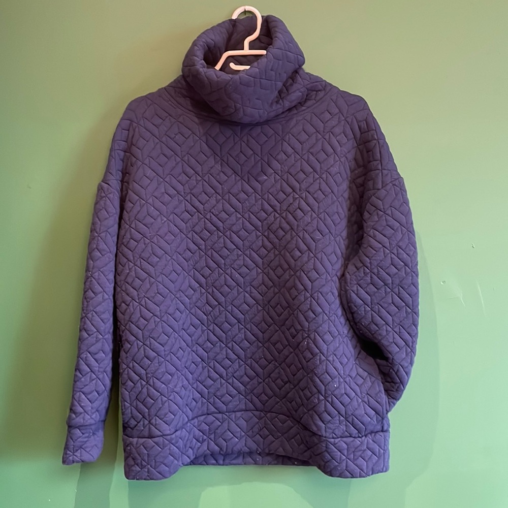 Navy blue, turtleneck Gap Fit quilted sweater